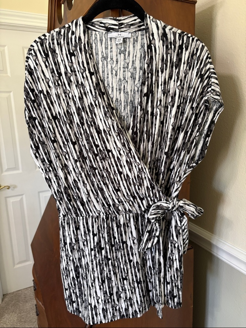 *Halston Geo Abstract Black Grey White Stretchy Wrap Top Tunic Cropped Sleeve